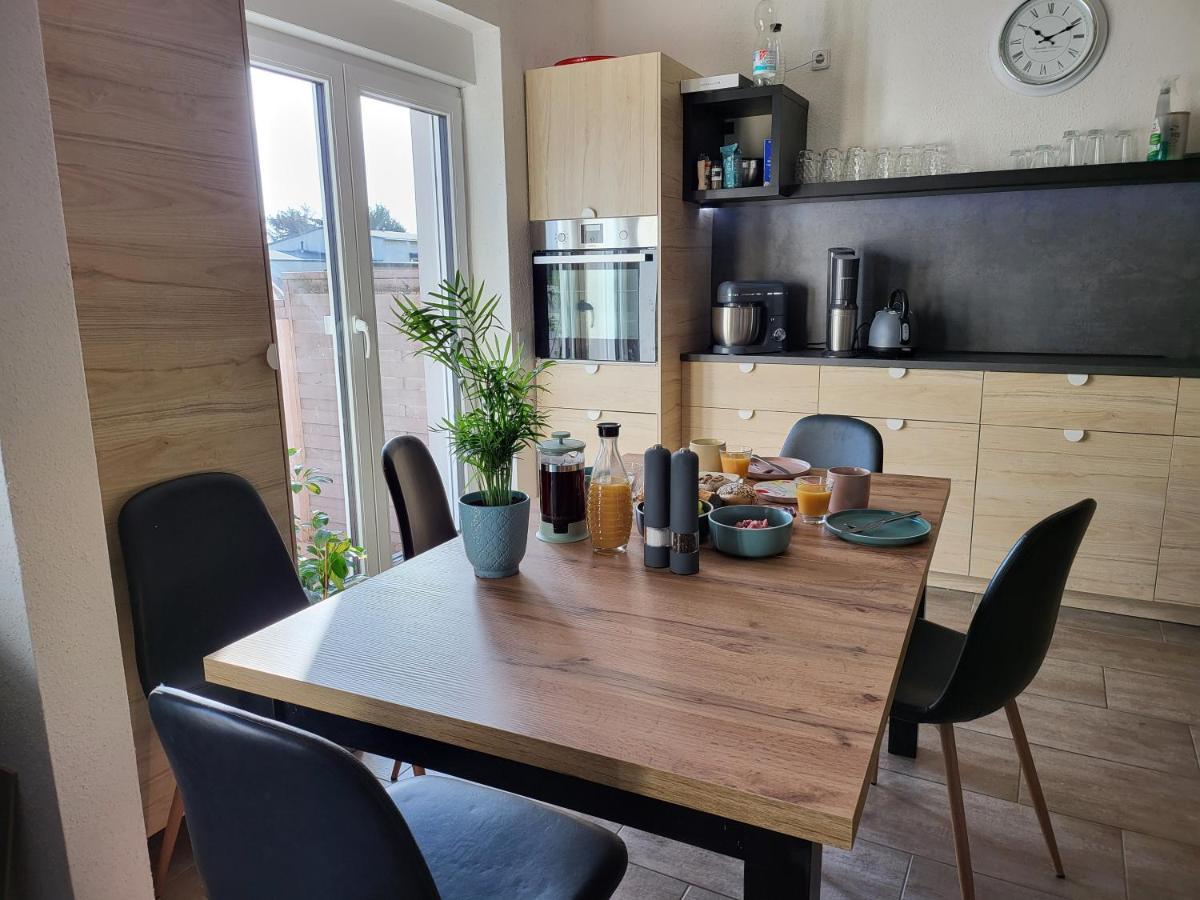 Modernes Behagliches Haus Mit Kamin, Terrasse Und Garten Magdeburg Exteriör bild